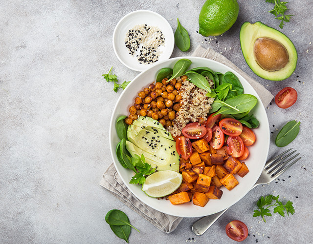 Salade de Quinoa et Pois Chiches Rôtis, Vinaigrette au Tahini