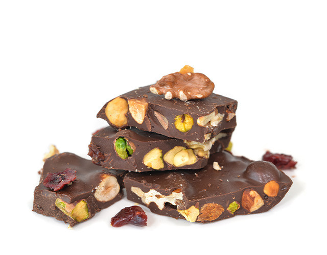 Écorce de chocolat aux canneberges et aux noix mélangées